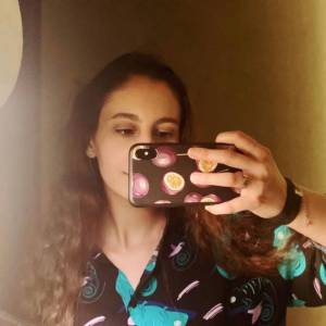 Гаянэ Сергеевна, мама Зары (11 класс)